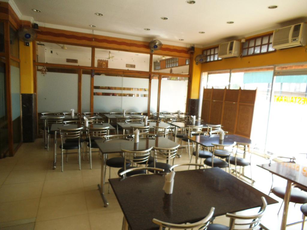 City Centre Hotel Agartala Esterno foto